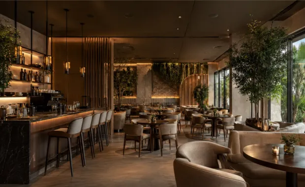 Salón de eventos de hotel con pantalla, audio profesional y microfonía
